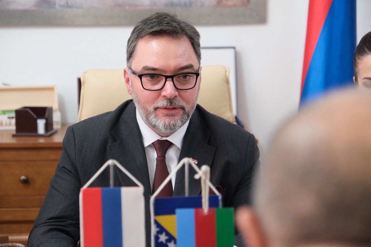 StasaKosarac's tweet image. Radni sastanak sa ambasadorom Republike Azerbejdžan Vilajetom Gulijevim: Azerbejdžan je naša prijateljska zemlja sa kojom želimo jačati i unapređivati saradnju u oblastima od obostranog interesa.