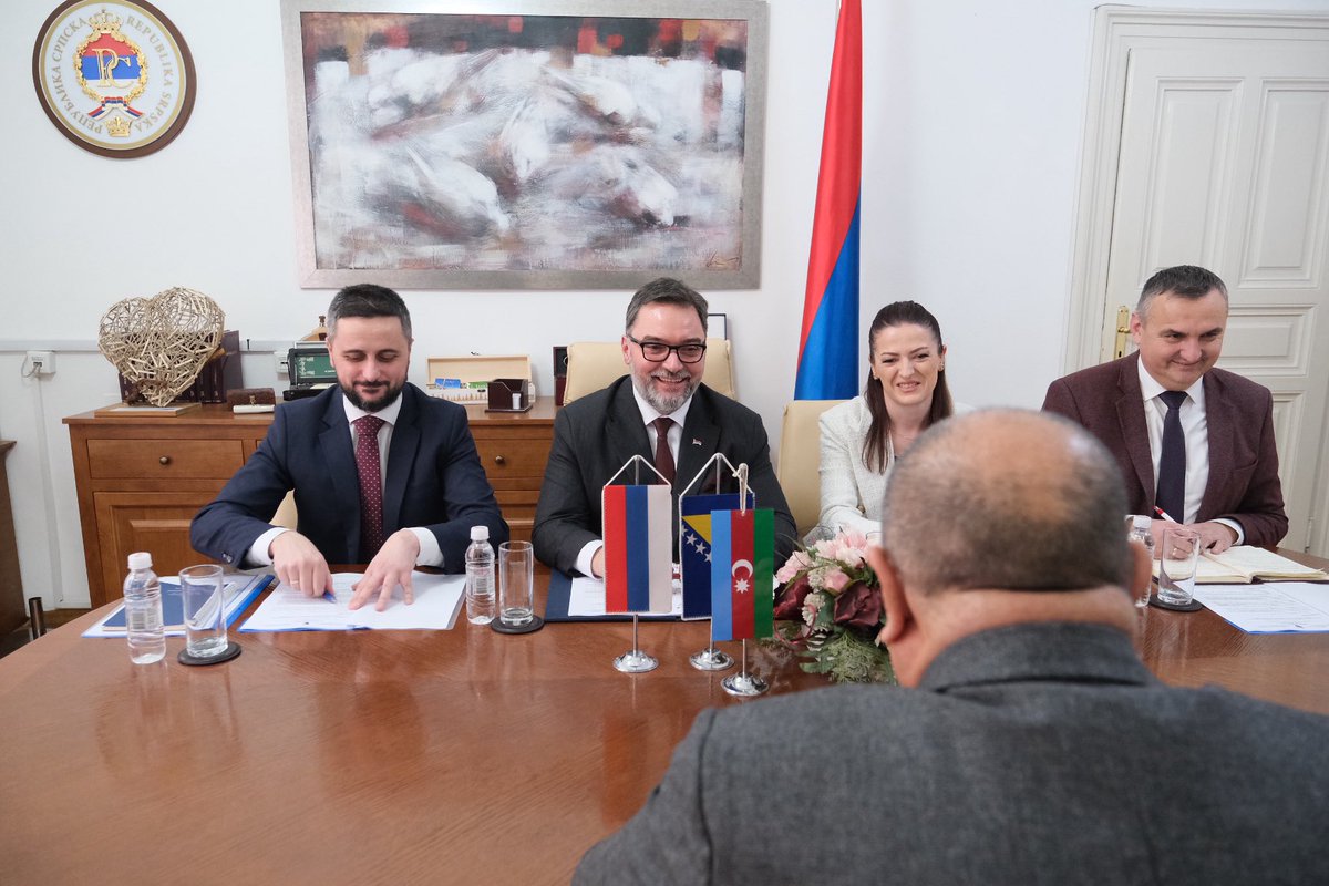 StasaKosarac's tweet image. Radni sastanak sa ambasadorom Republike Azerbejdžan Vilajetom Gulijevim: Azerbejdžan je naša prijateljska zemlja sa kojom želimo jačati i unapređivati saradnju u oblastima od obostranog interesa.