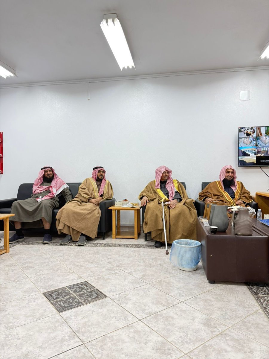 shababharb's tweet photo. بحضور مدير مجمع الأسامر التعليمي للبنين 
الاستاذ فارس بن رباح الشدادي
والمحامي لافي فالح بن حبيتر البيضاني
والشيخ جاسر فالح بن حبيتر البيضاني 
معرف الأسامر 
تم اليوم الخميس الموافق ٣ / ٨ / ١٤٤٧هـ 
تدشين القاعة التعليمية في مجمع الأسامر التعليمي للبنين مبادرة من ابنائه كشراكة مجتمعية مع ادارة المجمع التعليمي 
والتي تحمل اسم الشيخ فالح متعب بن حبيتر البيضاني 
معرف الأسامر سابقاً رحمه الله 
تقديراً وعرفاناً لما قدمه من أعمال اجتماعية وخيرية.
وقد حضر هذه المناسبة :       
مشرف الإدارة المدرسية بقطاع النبهانية الأستاذ سعود بن محمد الشايع 
ومشرف فريق الدعم الأستاذ عبدالله بن عوض البيضاني ، 
ووكيل المجمع التعليمي الأستاذ عبدالله بن صنيتان البدراني 
والموجه الصحي الدكتور  عبدالسلام بن ذعار البدراني 
وأمين المصادر الأستاذمحمد حجاب بن تنباك الشدادي 
والموجه الطلابي الأستاذ سليمان بن مقبل القصيري 
والأستاذ المخضرم والمربي الفاضل راشد بن صالح المسعود  
والأستاذ سعد بن عقيل العقيل   
وعدد من اوليا الامور 
الشيخ عبدالله بن عفتان الشعيفاني 
والإعلامي حويد بن جزاء الشعيفاني 
والإداري بالمجمع سعود عبدالله بن حبشان الشعيفاني 
ومجموعة من المعلمين وأبناء وأحفاد المرحوم بإذن الله.