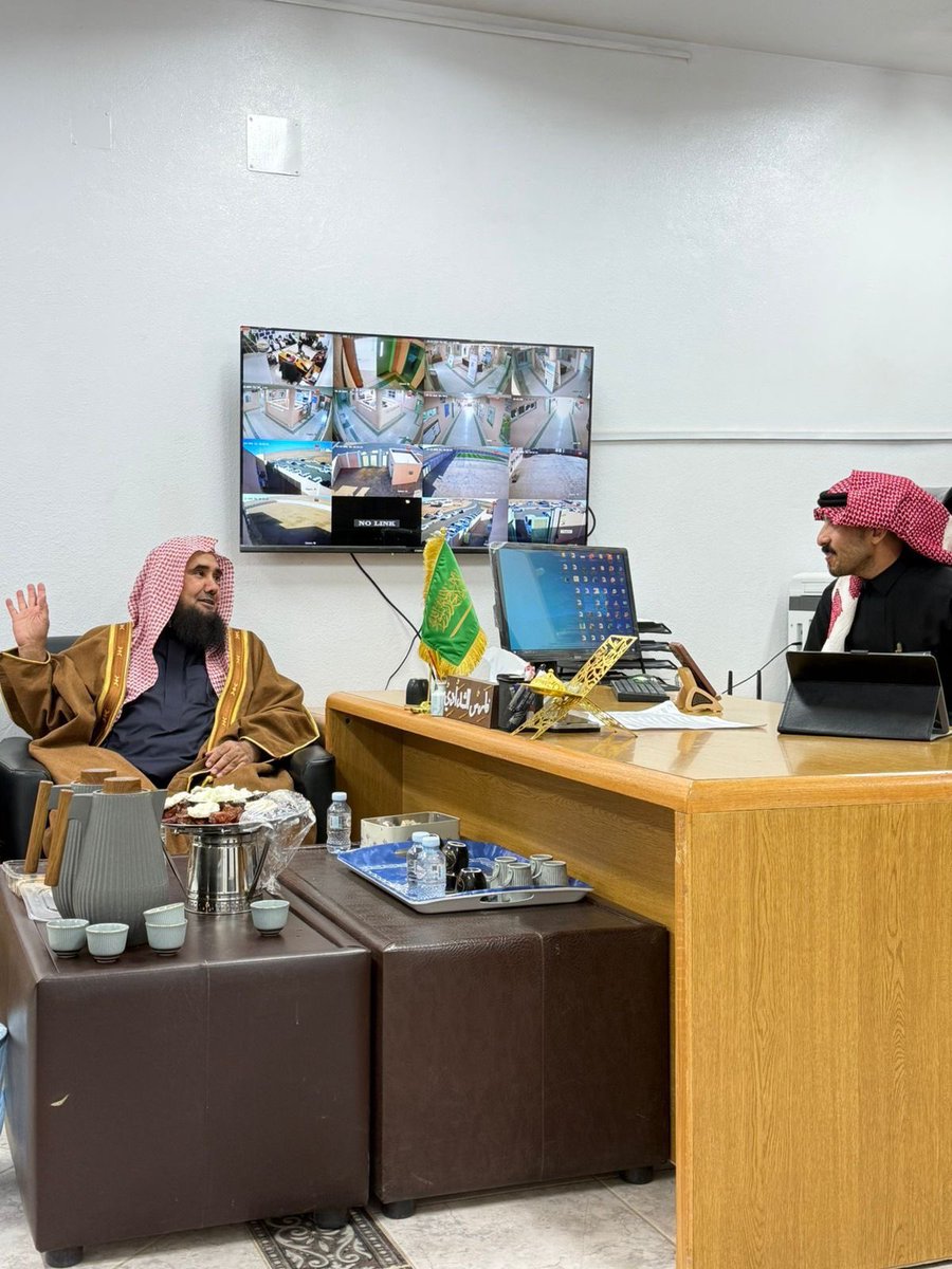 shababharb's tweet photo. بحضور مدير مجمع الأسامر التعليمي للبنين 
الاستاذ فارس بن رباح الشدادي
والمحامي لافي فالح بن حبيتر البيضاني
والشيخ جاسر فالح بن حبيتر البيضاني 
معرف الأسامر 
تم اليوم الخميس الموافق ٣ / ٨ / ١٤٤٧هـ 
تدشين القاعة التعليمية في مجمع الأسامر التعليمي للبنين مبادرة من ابنائه كشراكة مجتمعية مع ادارة المجمع التعليمي 
والتي تحمل اسم الشيخ فالح متعب بن حبيتر البيضاني 
معرف الأسامر سابقاً رحمه الله 
تقديراً وعرفاناً لما قدمه من أعمال اجتماعية وخيرية.
وقد حضر هذه المناسبة :       
مشرف الإدارة المدرسية بقطاع النبهانية الأستاذ سعود بن محمد الشايع 
ومشرف فريق الدعم الأستاذ عبدالله بن عوض البيضاني ، 
ووكيل المجمع التعليمي الأستاذ عبدالله بن صنيتان البدراني 
والموجه الصحي الدكتور  عبدالسلام بن ذعار البدراني 
وأمين المصادر الأستاذمحمد حجاب بن تنباك الشدادي 
والموجه الطلابي الأستاذ سليمان بن مقبل القصيري 
والأستاذ المخضرم والمربي الفاضل راشد بن صالح المسعود  
والأستاذ سعد بن عقيل العقيل   
وعدد من اوليا الامور 
الشيخ عبدالله بن عفتان الشعيفاني 
والإعلامي حويد بن جزاء الشعيفاني 
والإداري بالمجمع سعود عبدالله بن حبشان الشعيفاني 
ومجموعة من المعلمين وأبناء وأحفاد المرحوم بإذن الله.