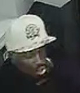 SPVM's tweet image. Le SPVM relance un appel au public concernant le meurtre non résolu d’Elisha Vernon Davis, 31 ans, survenu le 3 décembre 2018 dans le quartier du Plateau-Mont-Royal. L'équipe d'enquête cherche à identifier un suspect aperçu sur une vidéo.
Détails ➡️ spvm.qc.ca/fr/PersonnesRe…