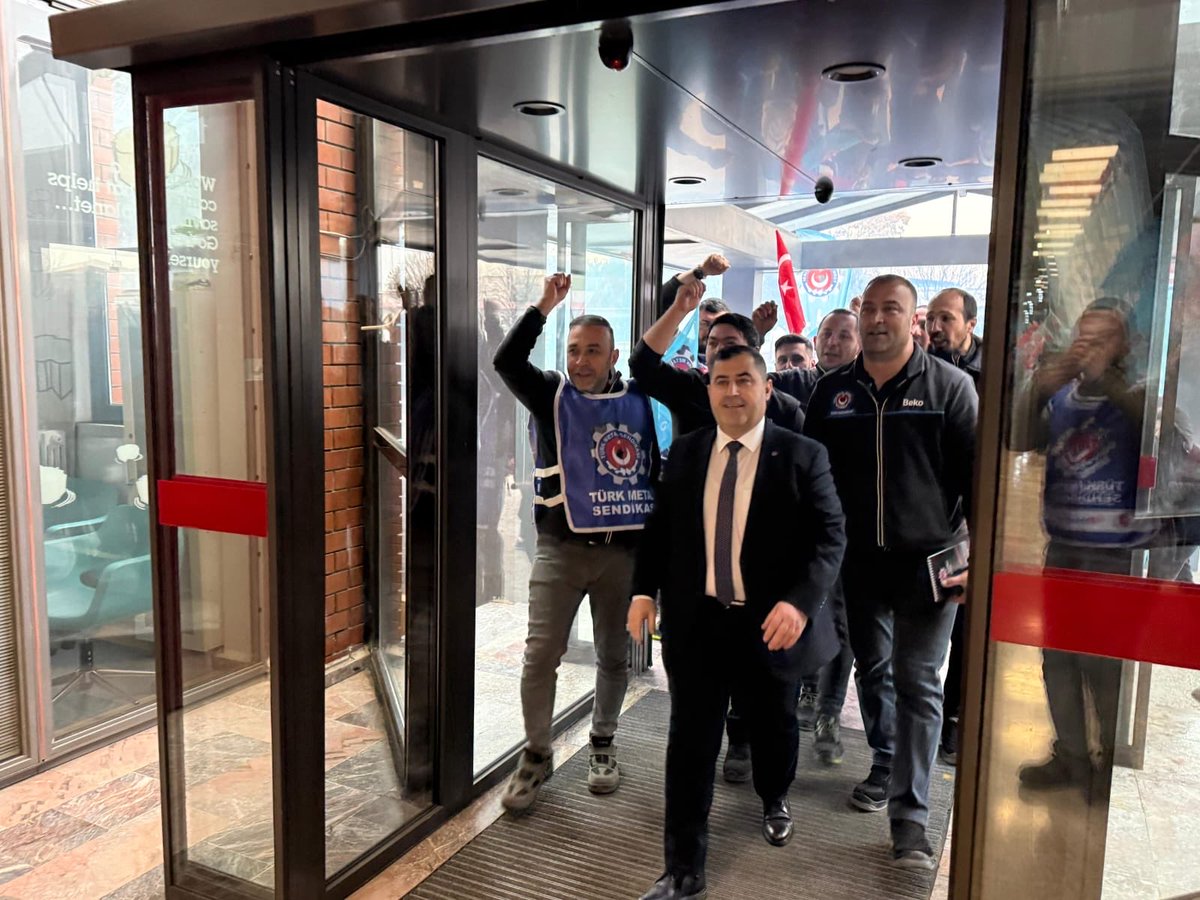 Genel Başkanımız Sayın <a href="/AltundagUysal/">Uysal ALTUNDAĞ</a> ‘ın önderliğinde imzalanan 2025–2027 Dönemi Toplu İş Sözleşmesi’nin ardından, Türk Metal Sendikası Ankara Şubemize Bağlı İş yerlerimizde çalışanlarımızla bir araya gelerek,Sözleşme Detaylarını Paylaşıp Zaferimizi Hep Birlikte Kutladık.