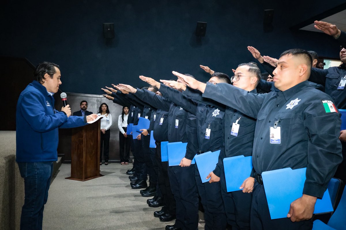 LA SEGURIDAD SE CONSTRUYE TODOS LOS DÍAS 🚔

👮🏻32 elementos se suman a la Policía de San Nicolás, capacitados para servir a la ciudad.

 Gracias José Ricardo Mendoza Hernández, quien fue reconocido por más 25 años cuidando a las familias nicolaítas.
#Seguridad #SanNicolás