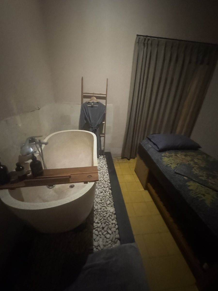 dhiya_aizat's tweet photo. Best investment ever.

2.5 hours full body massage + lulur + hot bath for only RM 110 (455k rupiah)

Kalau datang Bandung @ Jakarta, boleh try Sendja ni. 

Berbaloi-baloi untuk harga ni. Massage dia sedap gila bai. Lulur tu dia panggil ‘boreh’ ada campuran herba.

Badan ringan! https://t.co/LVH5Z5wUTo