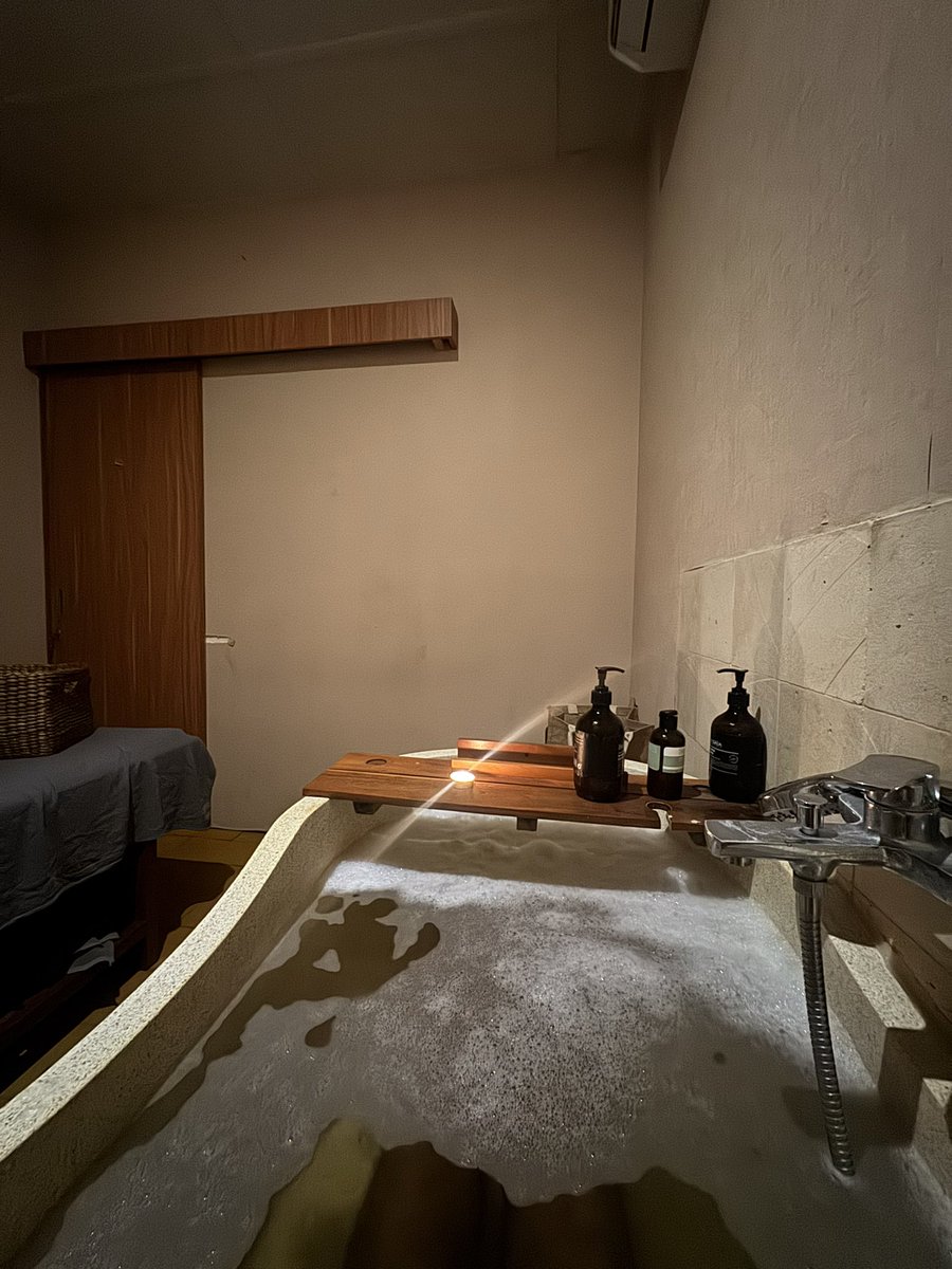 dhiya_aizat's tweet photo. Best investment ever.

2.5 hours full body massage + lulur + hot bath for only RM 110 (455k rupiah)

Kalau datang Bandung @ Jakarta, boleh try Sendja ni. 

Berbaloi-baloi untuk harga ni. Massage dia sedap gila bai. Lulur tu dia panggil ‘boreh’ ada campuran herba.

Badan ringan! https://t.co/LVH5Z5wUTo