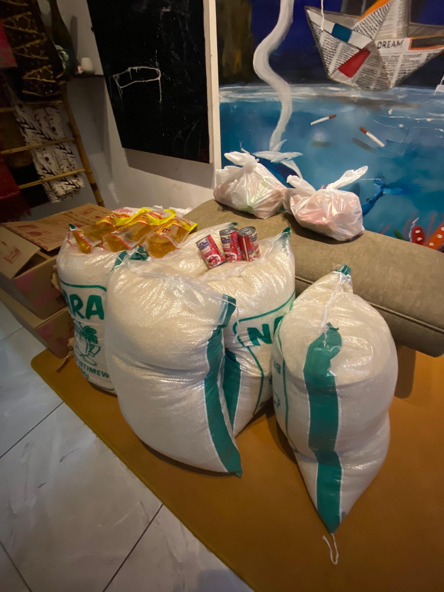miftahrizaq_'s tweet photo. Urunan Sembako hari ini.
Terima kasih untuk yang tadi ngirim beras, minyak goreng, dan sarden ke rumah.

InsyaAllah besok saya dan Sabalingga genapi juga jadikan paket sembako untuk dibagikan ke Survivor juga kelompok rentan yang ada di sekitar kami (Sleman, Jogja kota, dan sekitarnya).

Saya terima amanahnya.
Terima kasih semangat baiknya untuk saling bantu dan saling jaga.

Yang mau ikut urunan sembako lagi, monggo DM aja silakan nggih!🌻