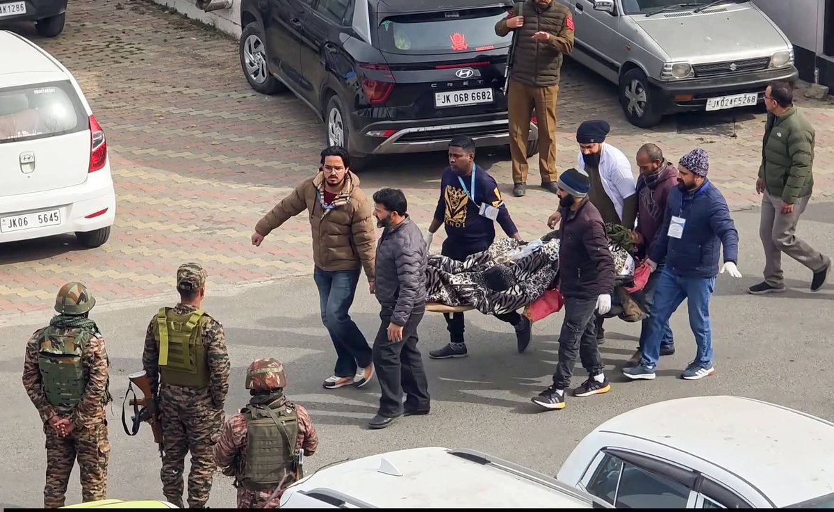 जम्मू-कश्मीर के डोडा जिले में सेना की गाड़ी के खाई में गिरने की दुखद घटना हृदयविदारक व अत्यंत पीड़ादायक है।
इस हादसे में 10 वीर जवानों के शहीद होने और कई जवानों के घायल होने का दुखद समाचार हृदय विदारक है।

शहीद जवानों के परिजनों के प्रति अपनी गहरी संवेदनाएं व्यक्त करती हूं एवं