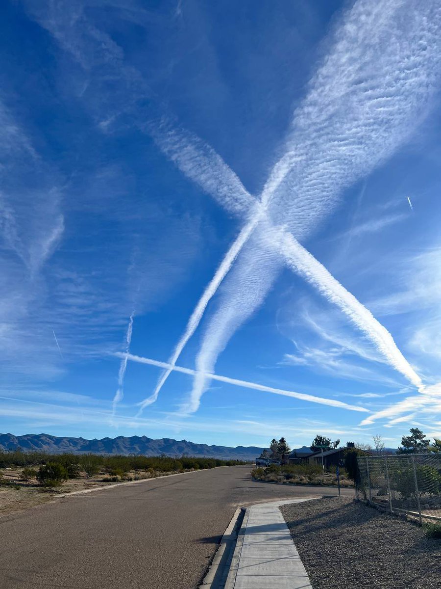 MJTruthUltra's tweet image. I find it amazing how the majority of the US population does not look up in the sky and ask what the hell they are spraying on us?