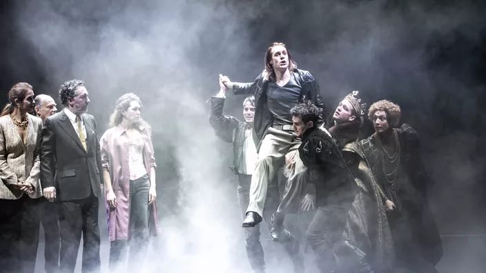 Delcroixx's tweet photo. THÉÂTRE - #IvovanHove ou l’art de nous plonger dans la tête dérangée de #Hamlet à l’#Odéon https://t.co/dD3Pum1KLn via @Figaro_Culture https://t.co/xZEOCYuKwu