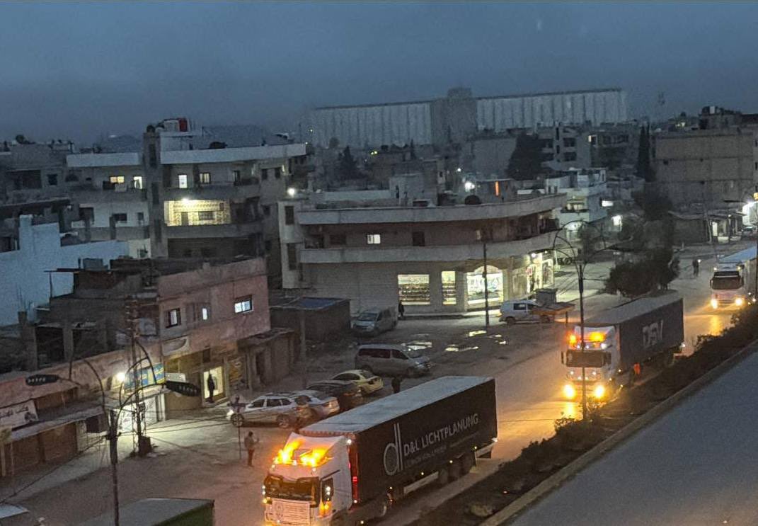 HamamIssa7's tweet image. قافلة من الشاحنات للتحالف الدولي وصلت إلى القامشلي الان