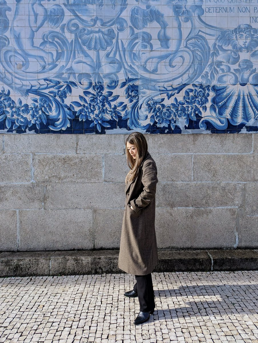 Obsessed with this Hampton Coat from Saint + Sofia. I wore it all around Porto; it was perfect for sightseeing 🇵🇹

My outfit - all @SaintAndSofia:
✨Hampton Coat 
✨Austen Tee  
✨Runway Pant 
✨Billie Rock Boot

#saintandsofia #porto #igrejadocarmo #azulejos #azulejosportugueses