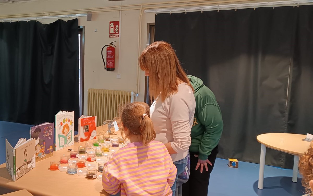 BibliotecaFlix's tweet photo. Avui els infants d’I5 han entrat al món màgic dels 𝑬𝒍𝒊𝒙𝒊𝒓𝒔 𝒅’𝑬𝒎𝒐𝒄𝒊𝒐𝒏𝒔. Hem explorat plegats què sentim i com ho sentim. Cada infant ha pintat les seves emocions amb colors propis, únics i plens de vida.
@EscolaFlix
@gencat
@BibliotecaFlix
#Ibbycat https://t.co/oae7D28INj