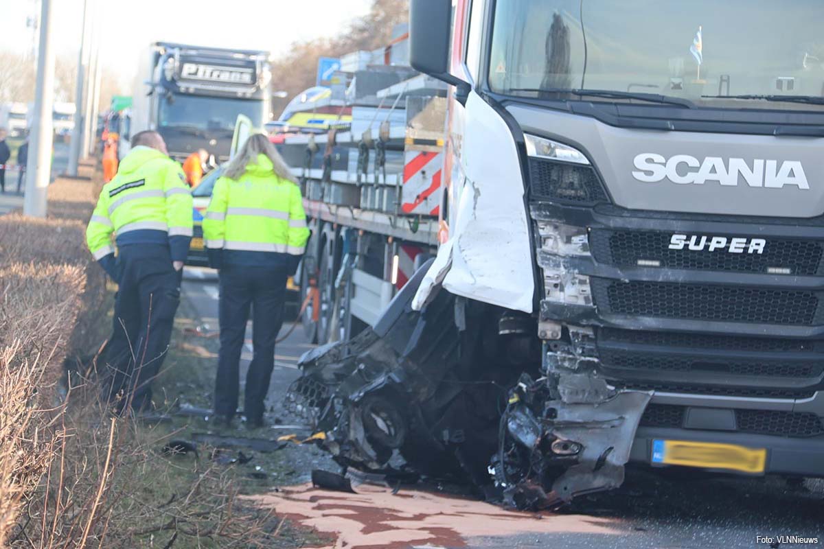 Bestuurster zwaargewond na frontale aanrijding met vrachtwagen