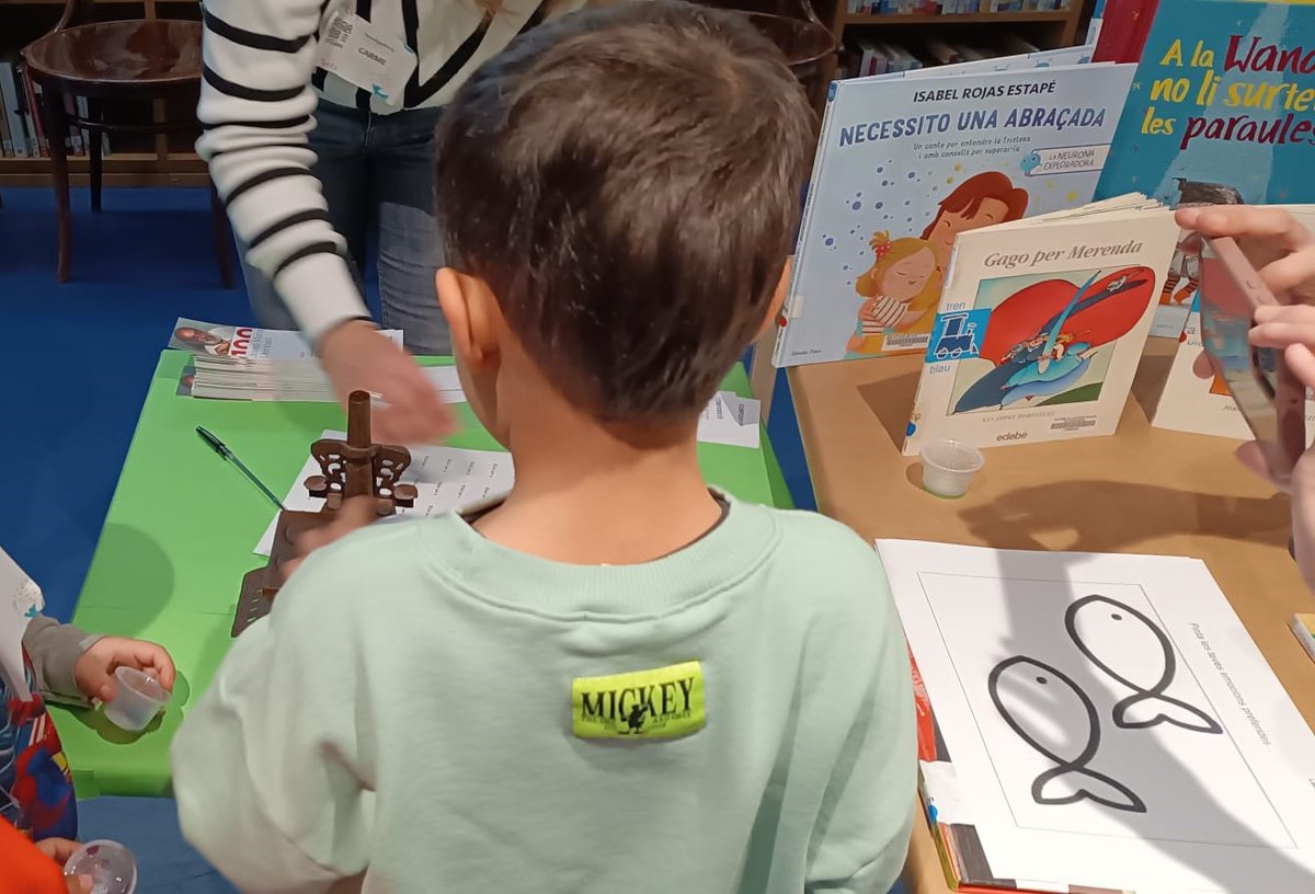 BibliotecaFlix's tweet photo. Avui els infants d’I5 han entrat al món màgic dels 𝑬𝒍𝒊𝒙𝒊𝒓𝒔 𝒅’𝑬𝒎𝒐𝒄𝒊𝒐𝒏𝒔. Hem explorat plegats què sentim i com ho sentim. Cada infant ha pintat les seves emocions amb colors propis, únics i plens de vida.
@EscolaFlix
@gencat
@BibliotecaFlix
#Ibbycat https://t.co/oae7D28INj