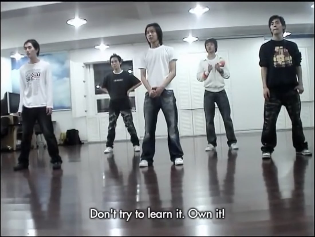 Pondpond32's tweet image. ช่าย เอสเอมสอนเด็กแบบนี้จริงๆ ครูสอนเต้นสอนชายนี่ตอนฝึกรีเพลย์ก่อนเดบิวต์ คำพูดเต็มๆคือ

“อย่าพยายามเรียนรู้มัน เป็นเจ้าของมัน แล้วจะไม่มีใครทำมันได้ดีกว่าพวกคุณ ผมไม่สนว่าพวกคุณทำยังไง ผมสนแค่ผลมันออกมาเป็นยังไง”

ซึ่งตลอด 17 ปีที่ผ่านมา ไม่มีใครเต้นรีเพลย์ได้ดีกว่าชายนี่จริงๆ