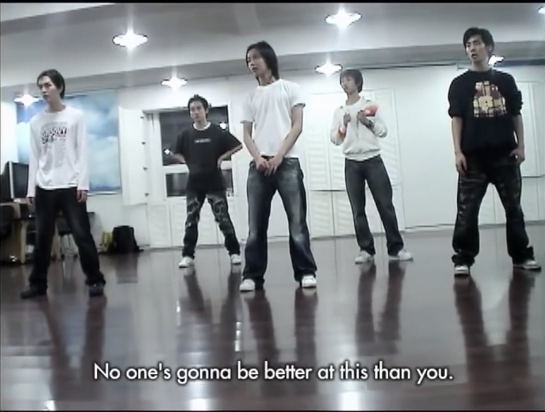 Pondpond32's tweet image. ช่าย เอสเอมสอนเด็กแบบนี้จริงๆ ครูสอนเต้นสอนชายนี่ตอนฝึกรีเพลย์ก่อนเดบิวต์ คำพูดเต็มๆคือ

“อย่าพยายามเรียนรู้มัน เป็นเจ้าของมัน แล้วจะไม่มีใครทำมันได้ดีกว่าพวกคุณ ผมไม่สนว่าพวกคุณทำยังไง ผมสนแค่ผลมันออกมาเป็นยังไง”

ซึ่งตลอด 17 ปีที่ผ่านมา ไม่มีใครเต้นรีเพลย์ได้ดีกว่าชายนี่จริงๆ