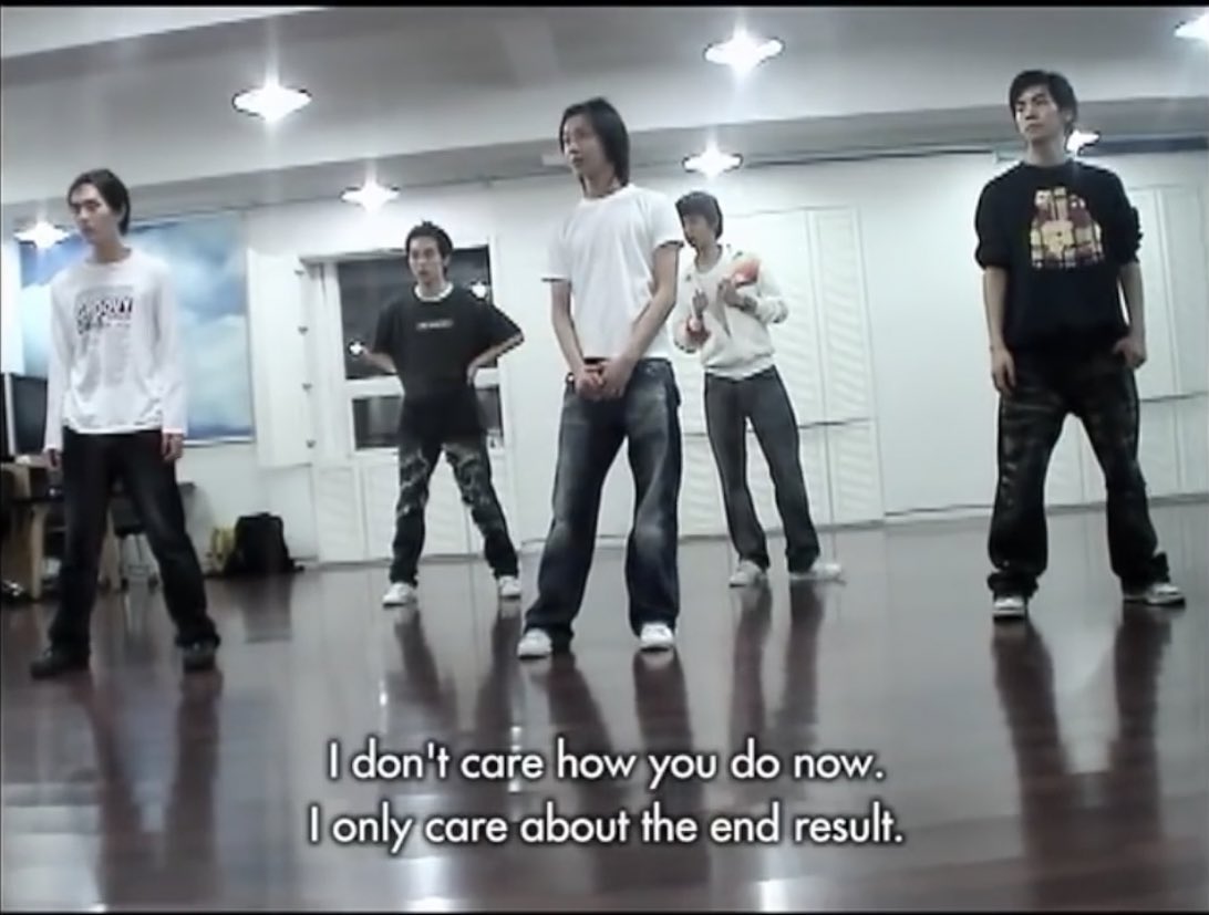 Pondpond32's tweet image. ช่าย เอสเอมสอนเด็กแบบนี้จริงๆ ครูสอนเต้นสอนชายนี่ตอนฝึกรีเพลย์ก่อนเดบิวต์ คำพูดเต็มๆคือ

“อย่าพยายามเรียนรู้มัน เป็นเจ้าของมัน แล้วจะไม่มีใครทำมันได้ดีกว่าพวกคุณ ผมไม่สนว่าพวกคุณทำยังไง ผมสนแค่ผลมันออกมาเป็นยังไง”

ซึ่งตลอด 17 ปีที่ผ่านมา ไม่มีใครเต้นรีเพลย์ได้ดีกว่าชายนี่จริงๆ