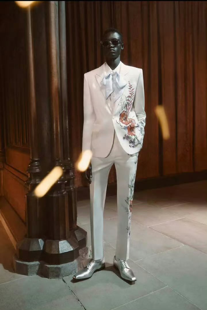Tonight #XiaoZhan recorded also BRTV Spring Festival in this amazing Alexander McQueen suit 😍
Cannot wait to watch his performance and discover which songs he sings