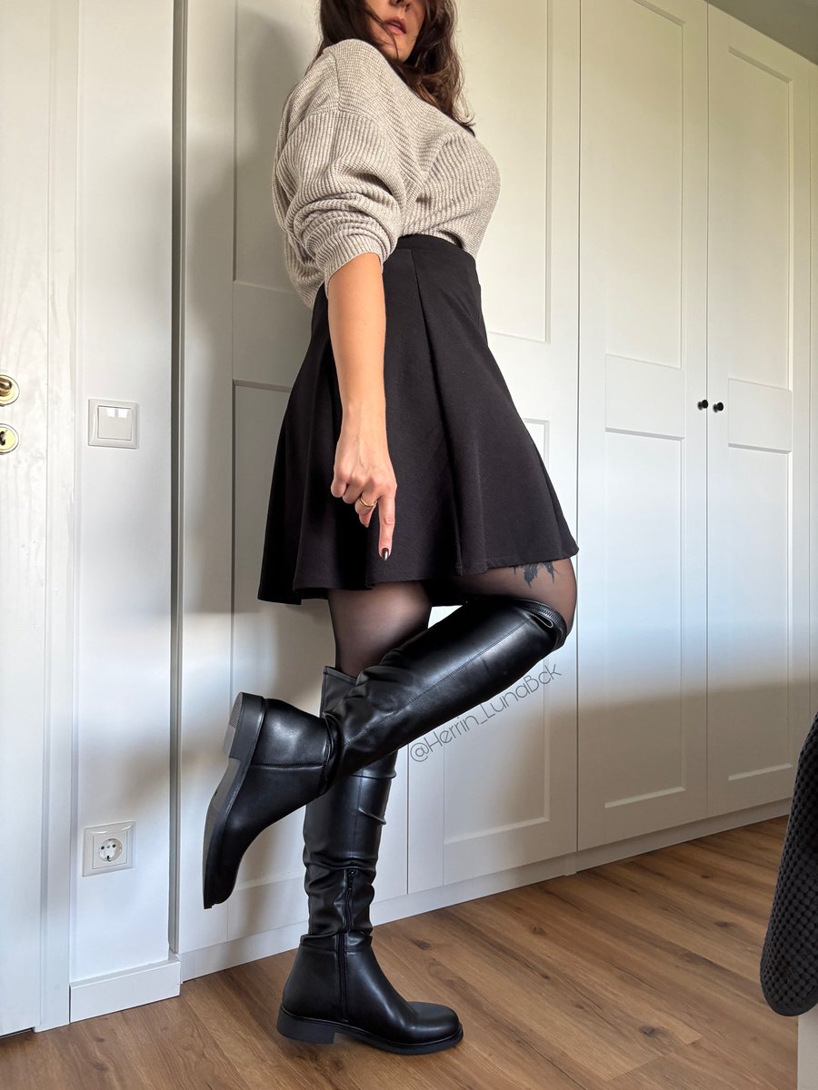 Herrin_LunaBck's tweet image. Du weißt ja, wie ich dich am liebsten habe. 
Auf Knien. Blick gesenkt. Zahlspalte weit offen. 
Und dann lässt du mich tief eindringen…Bis nichts mehr von dir übrig ist 😏