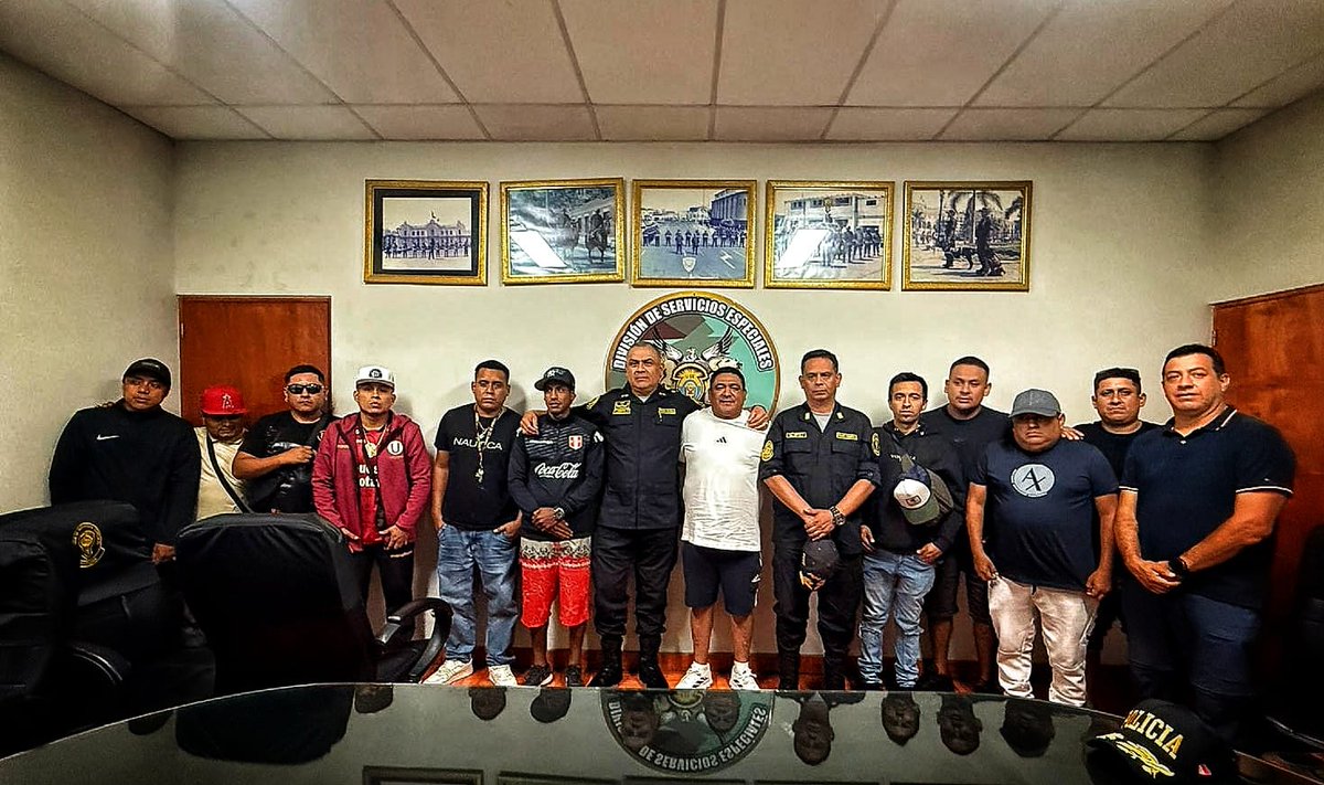 🚔🤝 El General PNP Francisco Vargas Andonaire Jefe de la Región Policial Lima Centro mantuvo reunion con representantes del Club Deportivo Universitario y lideres de la barra, para coordinar las medidas de seguridad de la “Noche Crema”, a realizarse este sábado. 👮‍♂️