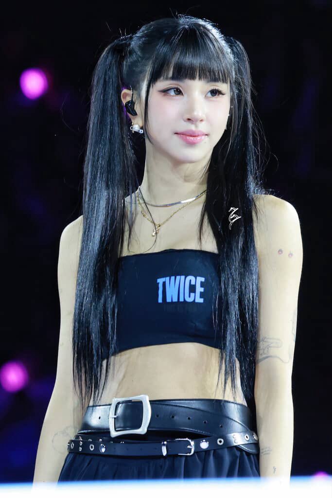 chaeyoungbase's tweet image. the bang, the pigtails, her eyes, this outfit…..