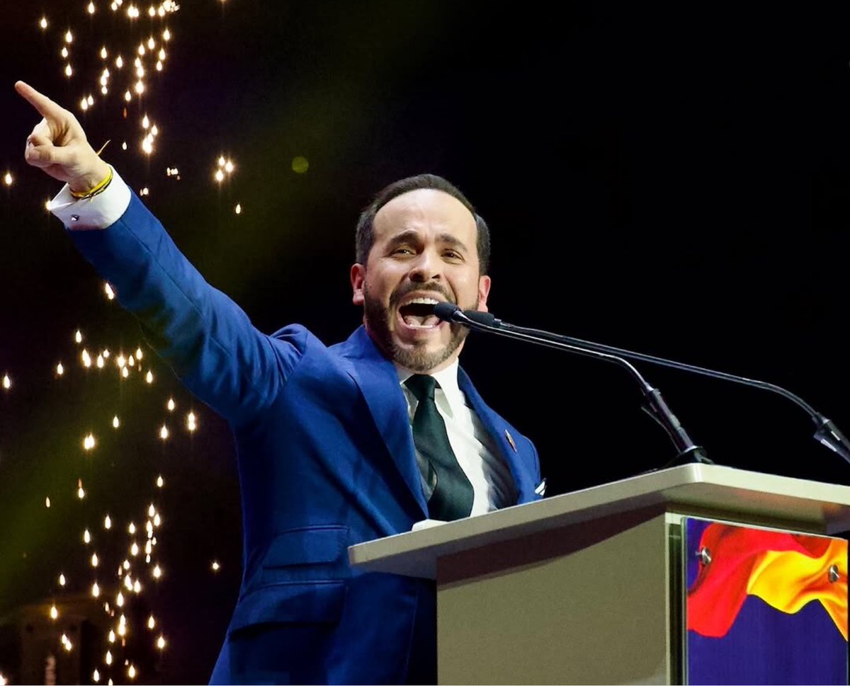 ○ “Voy a defender a Colombia por la razón o por la fuerza”

El éxito de <a href="/ABDELAESPRIELLA/">Abelardo De La Espriella</a> no radica en la originalidad de su propuesta, sino en su sintonía con el clima emocional del país. Su frase más polémica no es un exceso retórico: es un diagnóstico leído correctamente. Una