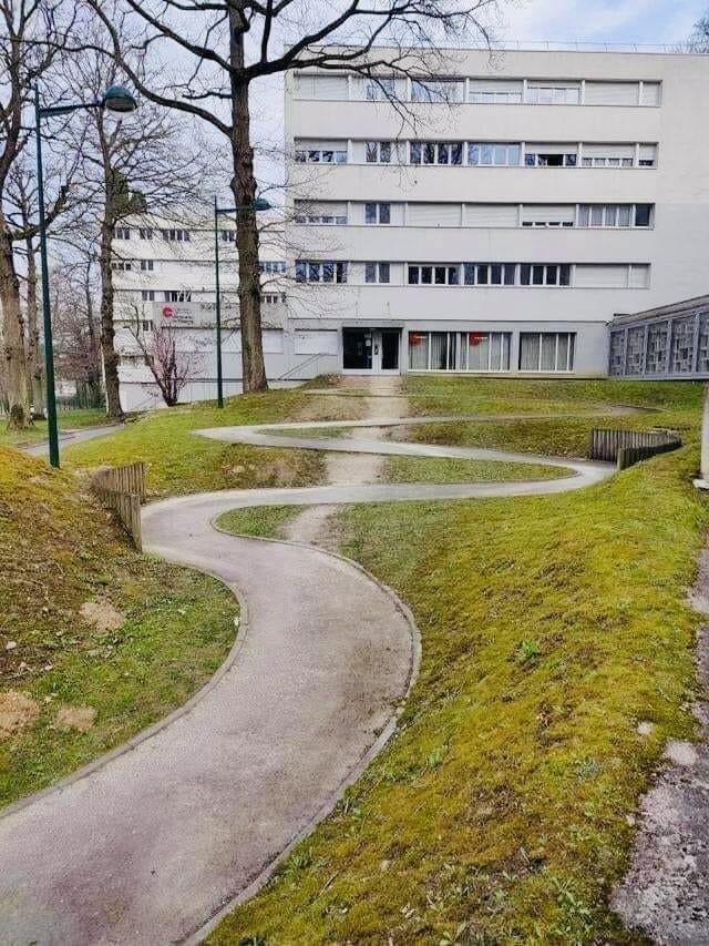 Decía el Maestro Pepe Elías Bonells que cuando aparece un atajo en un jardín no falla el usuario, falla el diseño.
Se llaman caminos del deseo.
No son incivismo: son una corrección espontánea del proyecto.
Si la gente no sigue el trazado, quizá el problema no esté en los pies…