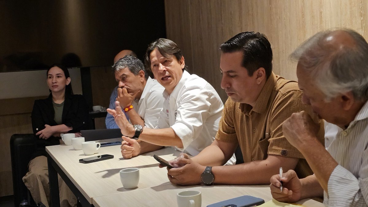 JahelUp's tweet image. ¡El Tolima Vota 3 Veces Pacto! ✊🏼🇨🇴

Hoy desde Ibagué nos articulamos como la fuerza política más grande del país, alineando y alistando todo para la presidencia de @IvanCepedaCast, los candidatos al Senado y Cámara por el Tolima.

Seguimos adelante con el programa del @PactoCol