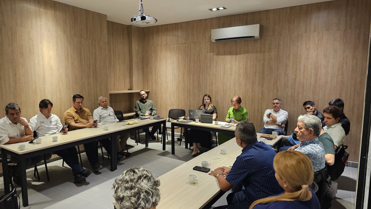 JahelUp's tweet image. ¡El Tolima Vota 3 Veces Pacto! ✊🏼🇨🇴

Hoy desde Ibagué nos articulamos como la fuerza política más grande del país, alineando y alistando todo para la presidencia de @IvanCepedaCast, los candidatos al Senado y Cámara por el Tolima.

Seguimos adelante con el programa del @PactoCol