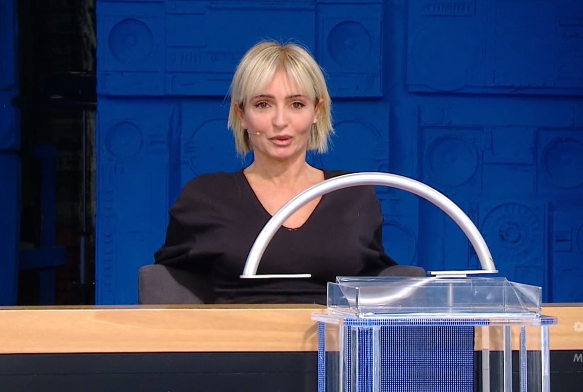 IlMondodellaTV's tweet image. #Emanuel: "Due banchi? Io uno sì"
#Veronica: "Vabbè ho i 3 sì del canto, quindi ho la maggioranza entrano entrambi!" 
CHIAMALA REGINA 👑🤣