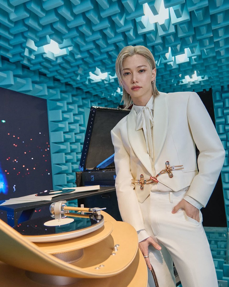 BbokRisma's tweet image. #FELIX is featured in NOBLESSE Korea January 2026 issue for his appearance at the Louis Vuitton Visionary Journeys Seoul Exhibition

#FELIXxLouisVuitton