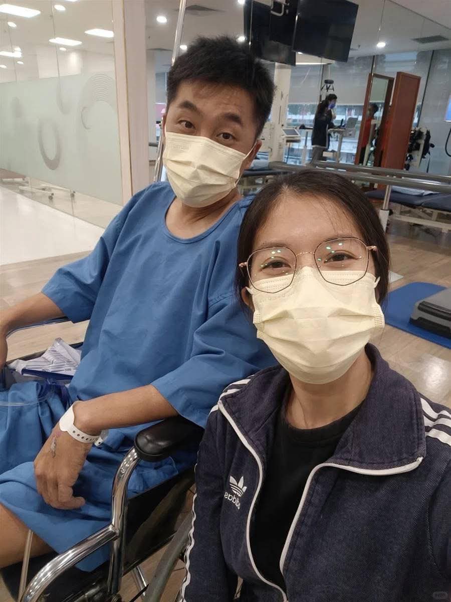 Mr_Husky1's tweet image. My husband passed away from cancer half a year ago. In his final month, he desperately pushed me to divorce him, saying he didn’t want to hold me back. But I flat-out refused, and we argued fiercely about it several times.

What haunts me most is the day he left—I raced to the…