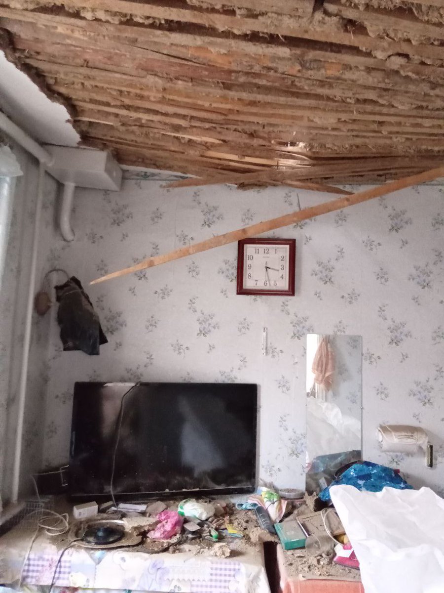 1. Так сейчас выглядит дом моей бабушки. Саму бабушку и брата чудом успели достать из под завалов прям перед следующим прилетом. К счастью сами они относительно целы (ссадины, контузии), но остались без жилья, без личных вещей, зимой и в регулярно обстреливаемом селе.
