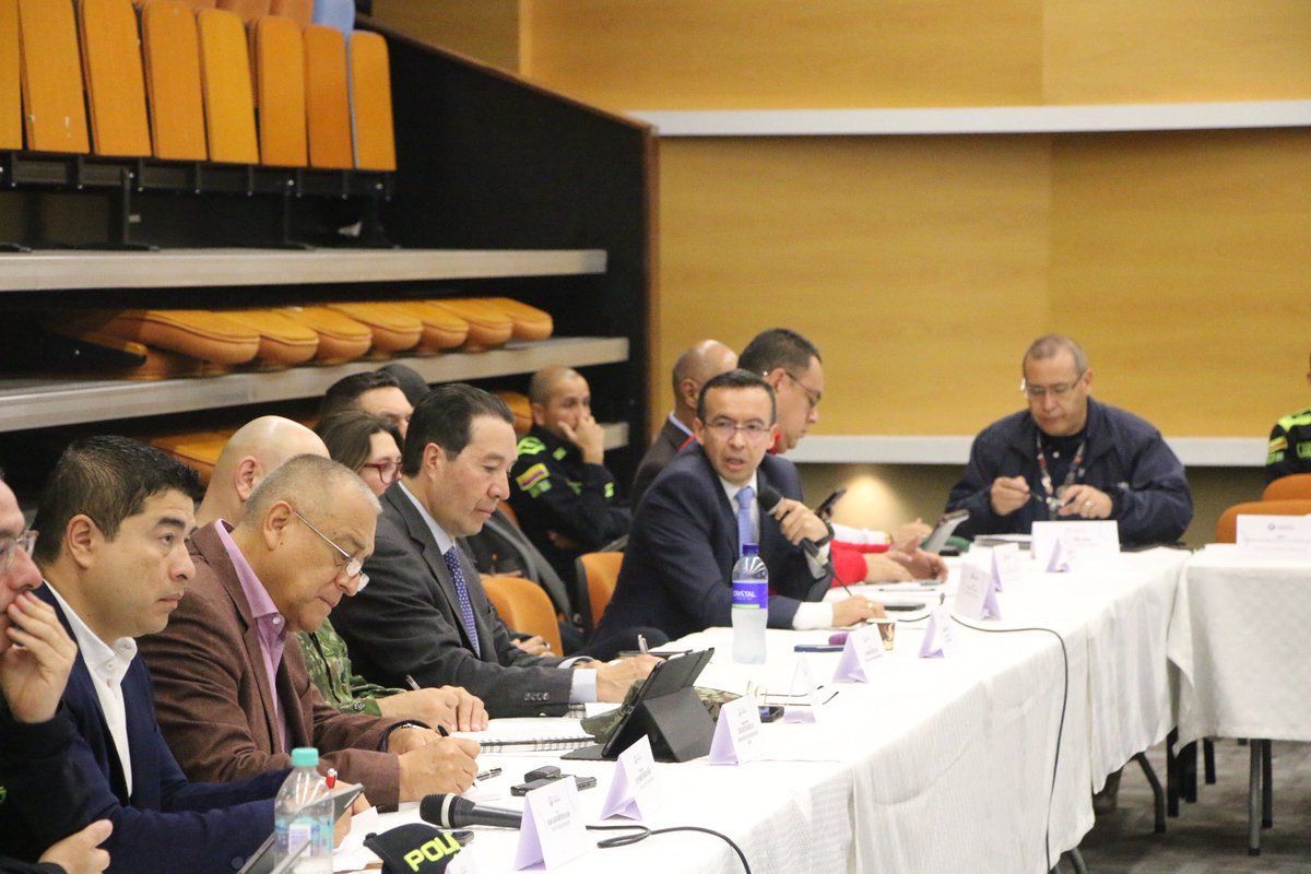 Contralcundinam's tweet photo. La sesión, convocada por el gobernador de Cundinamarca, @JorgeEmilioRey, y la Secretaría de Gobierno y Seguridad Ciudadana, se realizó en la @CundinamarcaGob con las entidades que integran el comité. 🫡 https://t.co/6LQQimYLXn