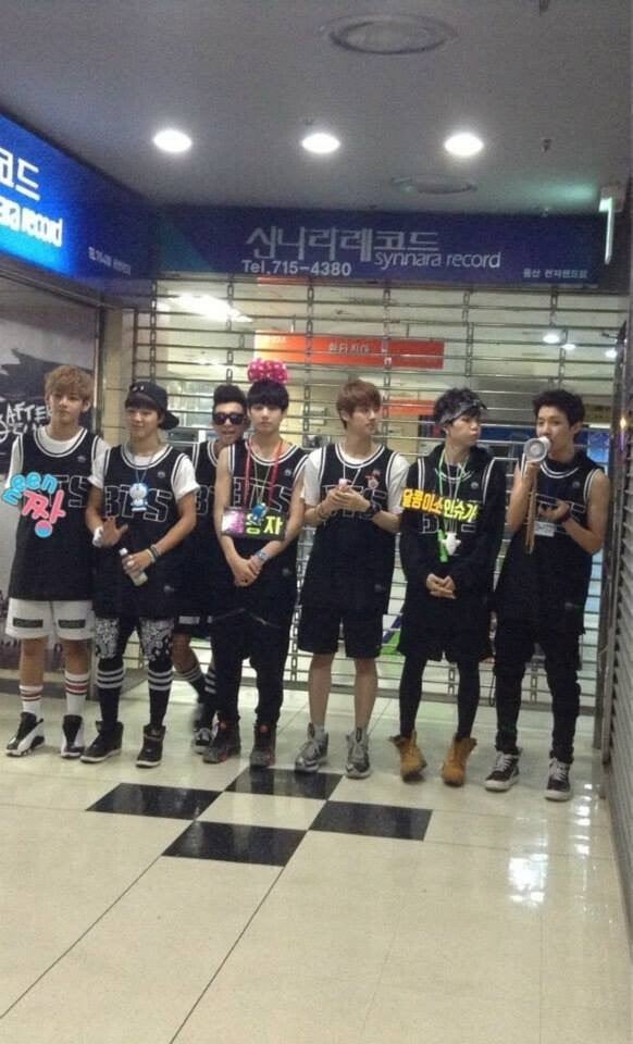 bratzmin_7's tweet image. Remember when the first unofficial BTS fan meet was held in a mall with around just 30-32 fans. bts is really the definition of “built themselves from nothing”