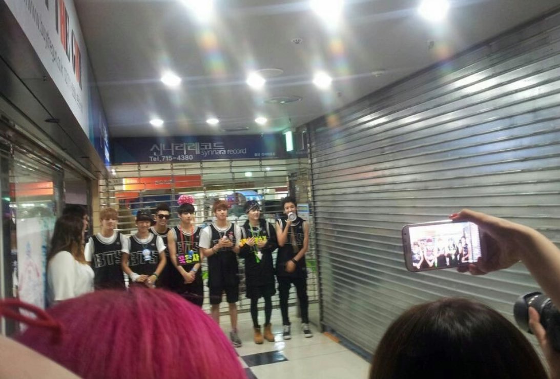 bratzmin_7's tweet image. Remember when the first unofficial BTS fan meet was held in a mall with around just 30-32 fans. bts is really the definition of “built themselves from nothing”