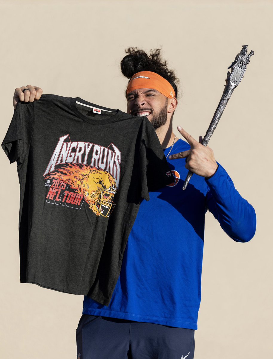 KyleBrandt's tweet image. TALANOA HUFANGA!! 😡😡😡

Wielding the scepter before the Title Game

Only here: homage.com/AngryRuns