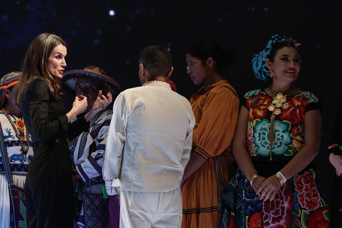 Los reyes de España, Felipe VI y la reina Letizia, inauguraron la #Fitur en  Madrid 🌍✈️Durante el evento visitaron el pabellón de México, donde fueron  recibidos por la titular de Turismo @josefinarodzam