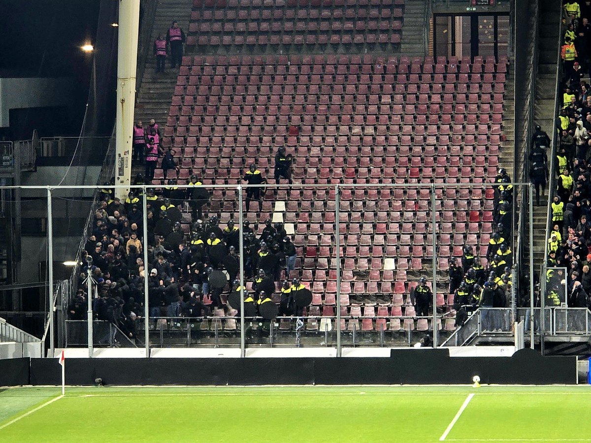 AND EMPTY…

UPDATE: RIOT POLICE ALREADY ENTERING THE AWAY END. Pictures added.
——-
Kick Off Utrecht vs Genk is delayed. Apperantly this is due to safety issues in the away end. 

Riot Police in standing besides the away sector now, apperantly ready to move in.

 #utrgnk