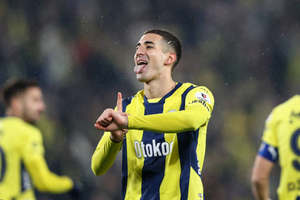 Fenerlilerin yerli ve fazla maaş almıyor diye her fırsatta yemeye çalıştıkları iki isim maçın en iyilerinden oldu unutmayacağız yaptıklarınızı ikiside Avrupa seviyesi taş gibi topçu takımın kilit ve ayrılmayacak isimlerinden böyle futbolcuların olmazsa hiç bir şey başaramazsın