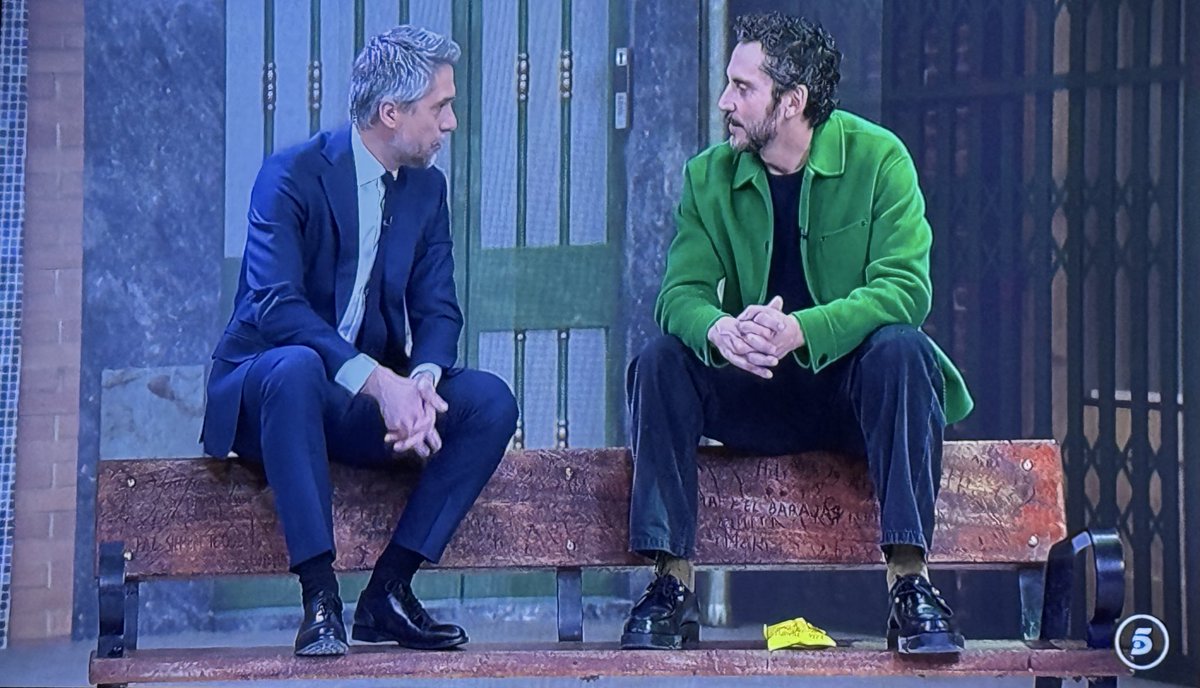 casasola_89's tweet photo. Curioso que Informativos Telecinco entreviste a Paco León por la película #AidaYVuelta.

Pero más curioso es el cómo lo han hecho, regresando al barrio de #Aida con la realidad aumentada. https://t.co/zHOhoCIspy