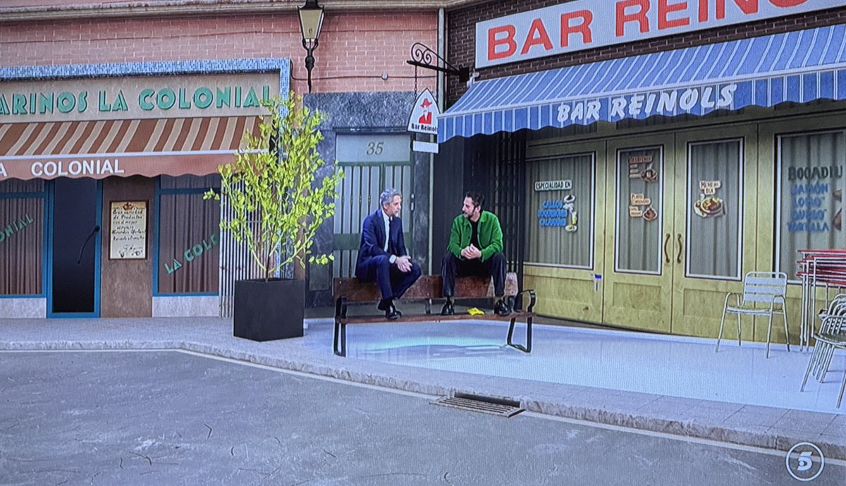 Curioso que Informativos Telecinco entreviste a Paco León por la película #AidaYVuelta.

Pero más curioso es el cómo lo han hecho, regresando al barrio de #Aida con la realidad aumentada.