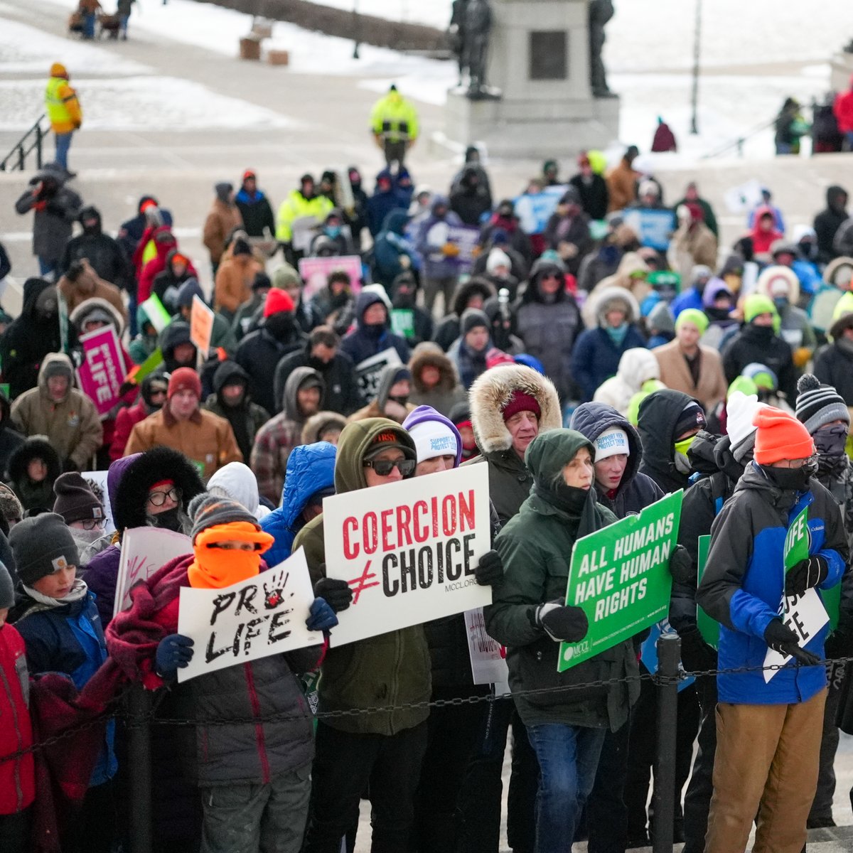mnhousegop's tweet image. View from the Capitol this morning as hundreds of Minnesotans braved the cold to stand together at the March for Life. Thank you to all who came out. 💙