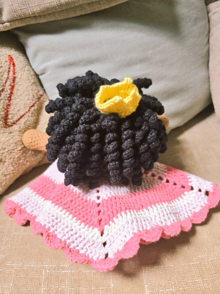 Petit cadeau d'une amie qui sait à quel point la représentation est importante pour moi, surtout pour ma petite princesse. Genre, elle a tricoté ça.

Mais WOAH quoi 🥹🥹🥹🩷🩷🩷🩷🩷