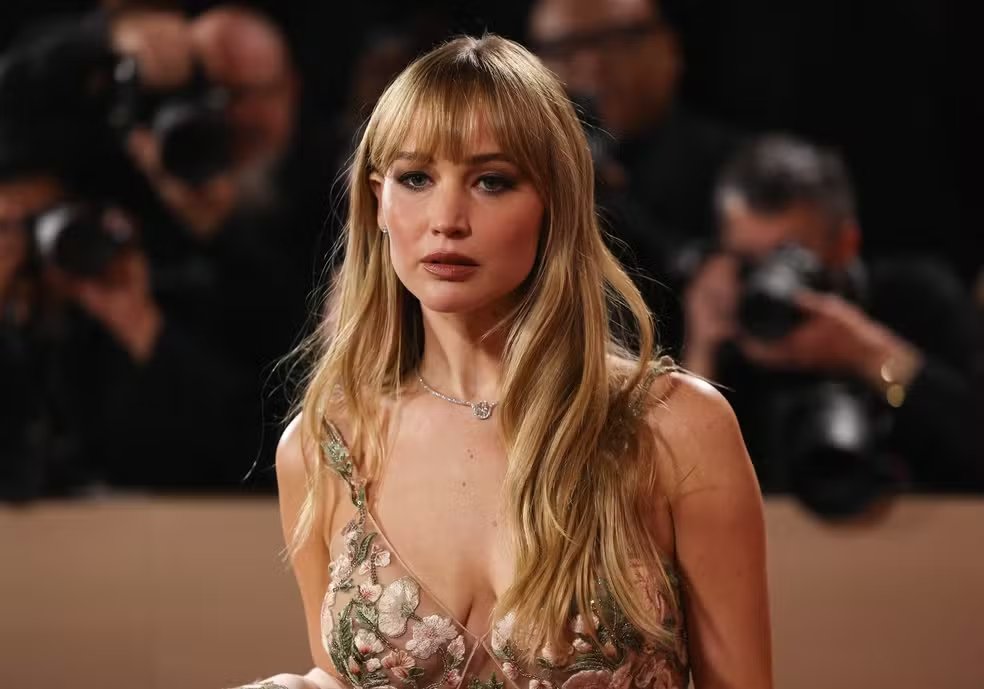 seriesemcena's tweet image. Jennifer Lawrence revelou que mantém uma conta secreta no TikTok e que costuma provocar usuários de propósito para gerar reações:

“Eu entro em brigas no TikTok… Uma garota comentou: ‘Quantos anos você tem? Arruma uma vida’”, contou a atriz.