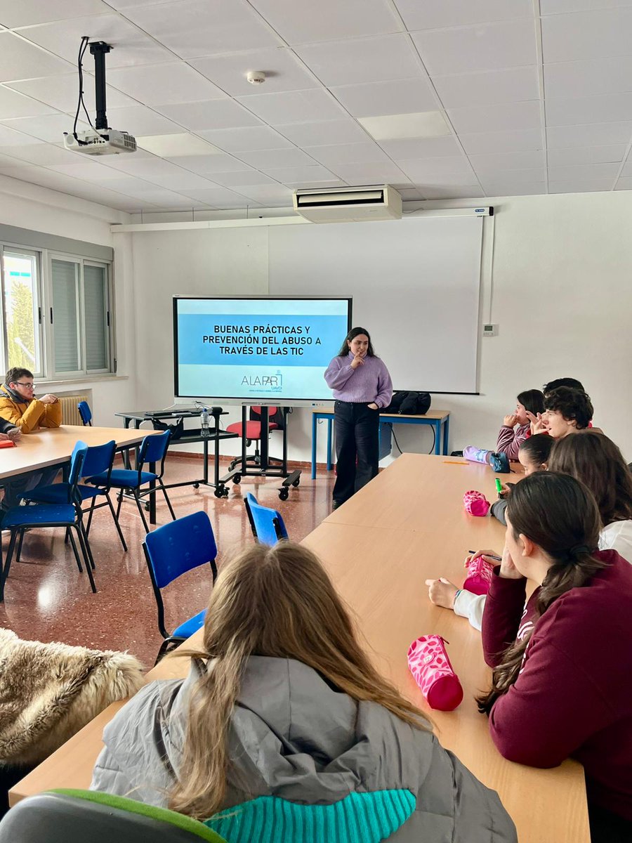 CPEEEJeanPiaget's tweet photo. Con @fundacionalapar trabajamos el abuso y prevención del abuso a través de las #TIC.
Ha sido una gran jornada llena de aprendizajes y con una retroalimentación muy positiva.
💯💫💯💫💯💫
#pftval
#centrosmolones
@AytoOgijares
@EducaAnd
@MariaJoseBaza
@MC_CastilloMena https://t.co/qfqEyhy6e8