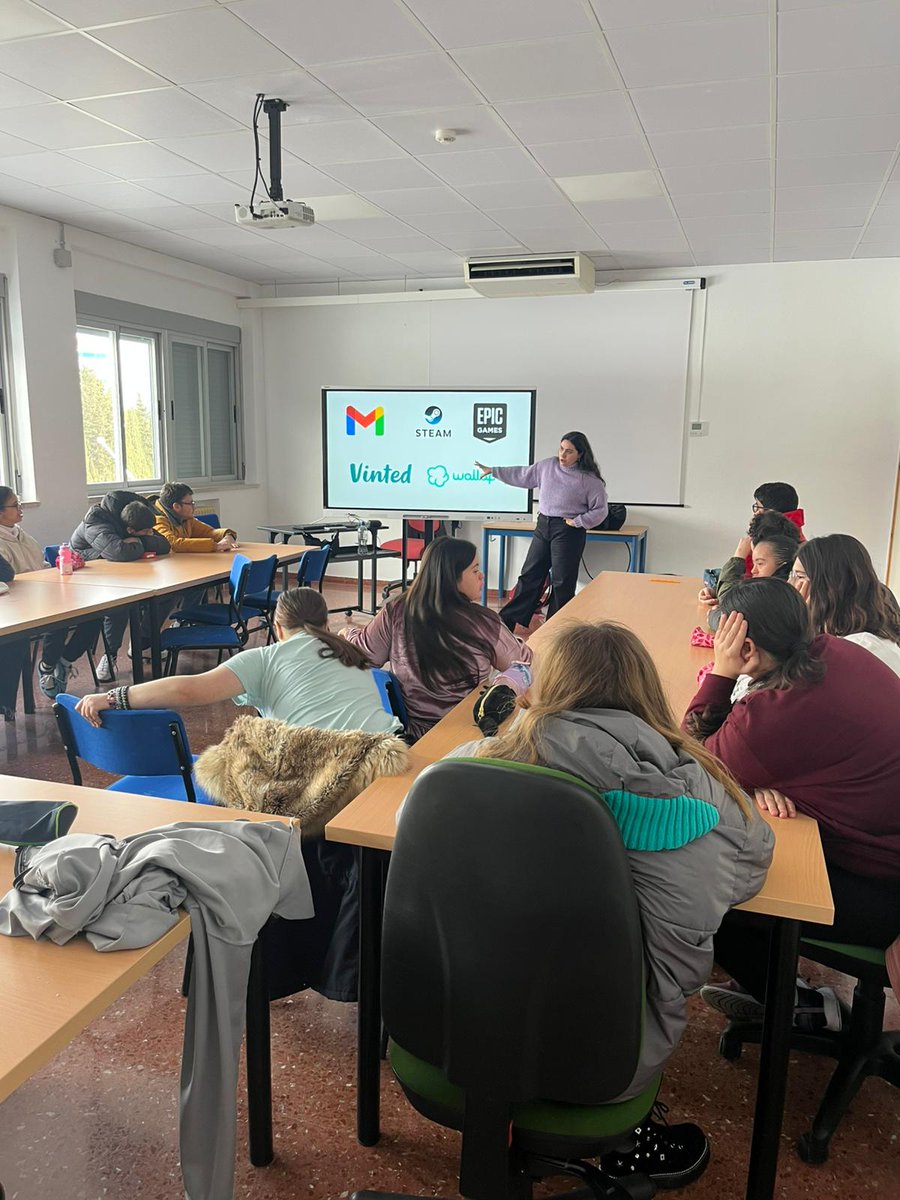 CPEEEJeanPiaget's tweet photo. Con @fundacionalapar trabajamos el abuso y prevención del abuso a través de las #TIC.
Ha sido una gran jornada llena de aprendizajes y con una retroalimentación muy positiva.
💯💫💯💫💯💫
#pftval
#centrosmolones
@AytoOgijares
@EducaAnd
@MariaJoseBaza
@MC_CastilloMena https://t.co/qfqEyhy6e8