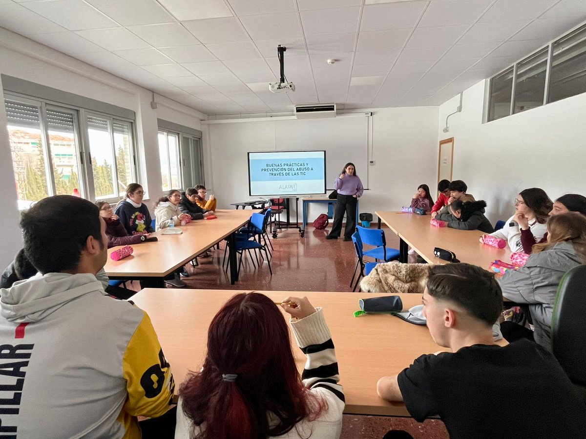 CPEEEJeanPiaget's tweet photo. Con @fundacionalapar trabajamos el abuso y prevención del abuso a través de las #TIC.
Ha sido una gran jornada llena de aprendizajes y con una retroalimentación muy positiva.
💯💫💯💫💯💫
#pftval
#centrosmolones
@AytoOgijares
@EducaAnd
@MariaJoseBaza
@MC_CastilloMena https://t.co/qfqEyhy6e8