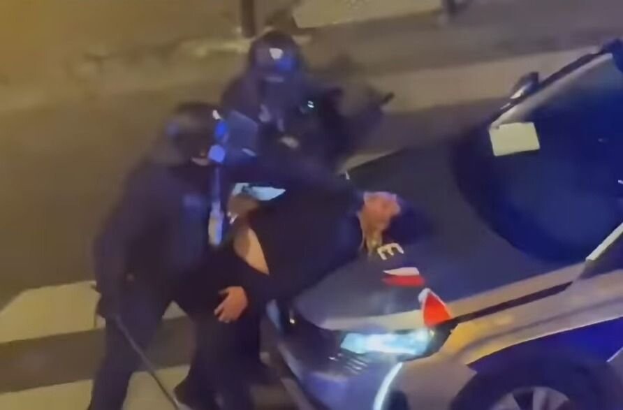 le_Parisien's tweet image. Paris : l’IGPN saisie après la diffusion d’une vidéo montrant des policiers frappant un homme
➡️ l.leparisien.fr/8R4G