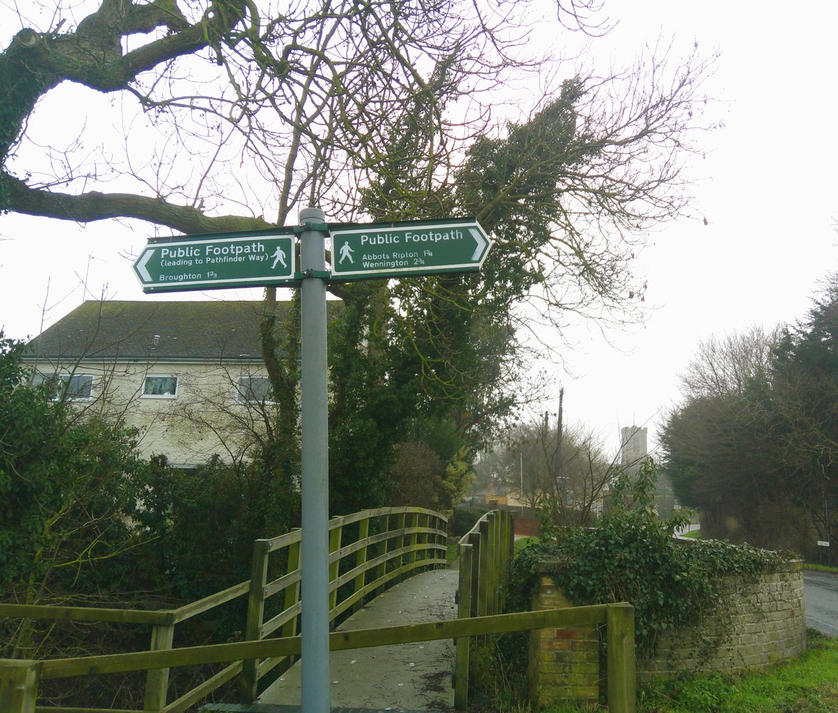 HelenRo88542779's tweet photo. 👉Have a fab Friday folks! A walk last weekend from Abbots Ripton to Kings Ripton + Broughton. #Huntingdonshire #Cambridgeshire #LordDeRamseysEstate #FingerpostFriday #PostboxSaturday #SteepleSaturday #PathfinderWay https://t.co/K8bFEkS1XC